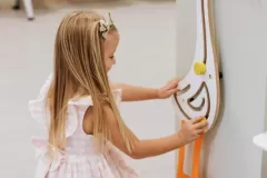 Blond dziewczynka ogląda zabawkę