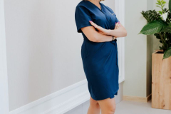 Uśmiechnięta Pani doktor w granatowym fartuchu