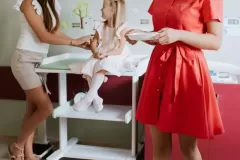 Mama z córeczką i Panią doktor w gabinecie lekarskim