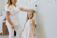 Pani doktor mierzy wzrost małej dziewczynce